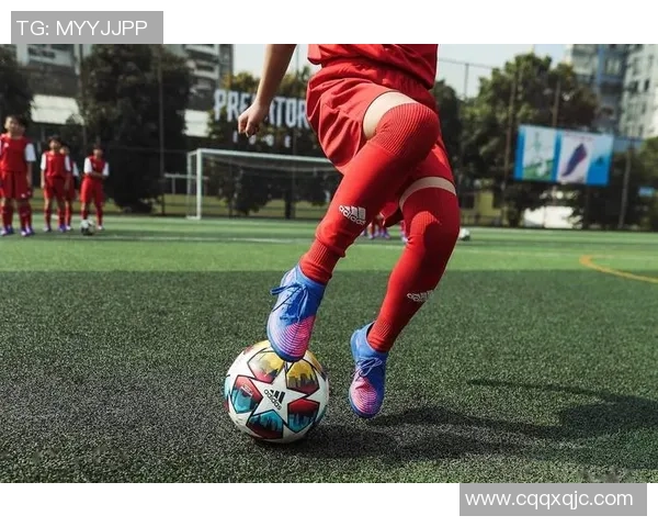 阿迪达斯足球明星女款T恤时尚运动风格展示舒适与活力完美结合